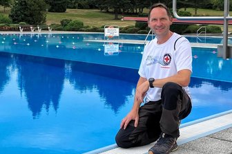 Wer steckt hinter den Kulissen des Freibades Venusberg? - Sven Drechsel (48) ist gelernter Kfz-Mechatroniker und seit 2020 Badverantwortlicher im Freibad.