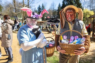 „Wer Tiere liebt, kommt um die Köbe nicht herum“: Oster-Ansturm im Naturpark in Penig - Die Osterhasen Sandy Géczi und Jens Strauß begeistern beim Ostergrillen im Naturpark Köbe in Penig mit Kostümen, Süßigkeiten und Tierkindern.