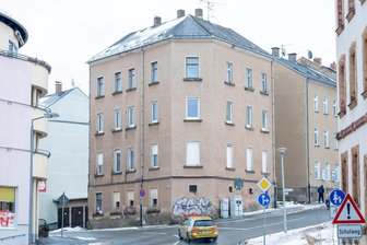 Wer traut sich an die Sanierung dieses Hauses in Plauen? Stadt sucht Käufer – und versüßt Investition mit bis zu 100.000 Euro - Das Eckhaus Stöckigter Straße 13 soll saniert und damit erhalten werden.
