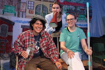 „Wer versteht hier Bahnhof?“ Junge Theaterleute aus dem Erzgebirge wagen sich an tragische Komödie - Probenpause: Cornelia Schmidt, Maya Flieger und Alina Poller (v. l.) freuen sich auf Sonntag