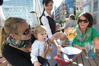 Wer vom Frühling im Oktober profitiert - Nochmal ein großes Eis, bevor der Herbst wieder ungemütlich wird: Susann Bunzel mit Tochter Jule und Kathleen Steudte genießen eine kleine Pause am Nachmittag im Kaffeehaus Michaelis in der Innenstadt. Bedient werden sie von Julia Stope.