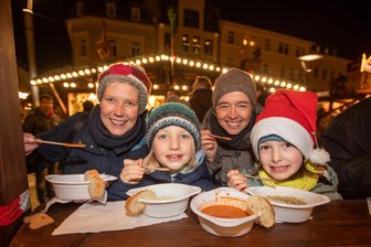Wer vom Suppenwettstreit auf dem Plauener Weihnachtsmarkt profitiert - 