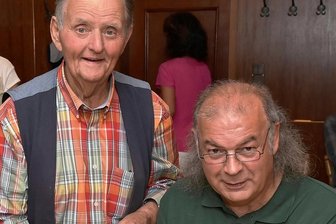 Wer war der Mann der den Begriff Musikwinkel erfand? - "Max Schmerler - Der Mann, der den Musikwinkel erfand" - so der Titel einer Biografie über den Zwotaer Heimatdichter, die Thorald Meisel (rechts) mit Blick auf dessen 150. Geburtstag 2023 vorgelegt hat. Links Alfons Goram, derlegendäre Wirt des Gasthofes zum Walfisch.