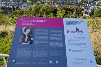 Wer war der „sächsische Chagall“? Jubiläum einer fast Vergessenen aus Chemnitz - In Ehrenfriedersdorf erinnert eine Tafel an die in Chemnitz geborene Elisabeth Ahnert.