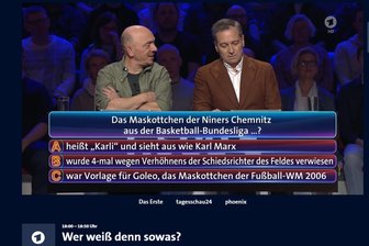„Wer weiß denn sowas?“: Niners-Maskottchen schafft es zu Kai Pflaume ins Fernsehen - Bernhard Hoëcker (links) und Dieter Nuhr mussten in der ARD-Sendung "Wer weiß denn sowas?" eine Frage zum Maskottchen der Niners Chemnitz beantworten.