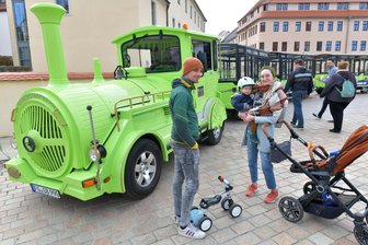 Wer weiß etwas? Unbekannte manipulieren Zugmaschine der Silberstadtbahn in Freiberg - Die beliebte Silberstadtbahn in Freiberg, das Archivbild zeigt Josefine, David und Theo Kurtz.