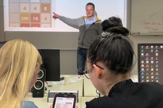 Wer will an meine Smartphone-Daten? - Live-Hacking: Maik Benndorf von der TU Chemnitz hat sich auf einem Tablet eingehackt und kann von einem fremden Rechner beobachten, was die Schülerinnen auf dem Tablet spielen.