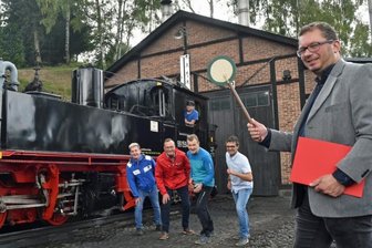 Wer will es mit einer Lok und einem Weltmeister aufnehmen? - Es heißt wieder "Mensch gegen Maschine" im Preßnitztal. Die Vorbereitungen sind so gut wie abgeschlossen, die Veranstalter haben den Fahrplan des originellen Laufes festgelegt. Und auch den symbolischen Start haben die Gastgeber schon mal vollzogen: Der Jöhstädter Bürgermeister André Zinn hebt die Kelle zur Abfahrt, Gerald Seifert hat dem Dampfross eingeheizt.