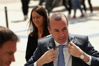 Wer wird EU-Kommissionschef? Parlament gibt sich kämpferisch - Wird Manfred Weber (CSU), der Spitzenkandidat der Europäischen Volkspartei, wie erhofft neuer Chef der EU-Kommission? Die Staats- und Regierungschefs müssen einen Vorschlag unterbreiten. 