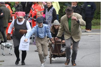 Wer zieht den schwersten Koffer? Spannender Lauf in Augustusburg - Das Team vom Waldbühnenverein im vorigen Jahr beim Koffer-Ella-Lauf.