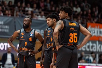 Wer zieht denn mal zum Korb? Die Einzelkritik zur Niederlage der Niners Chemnitz bei den Würzburg Baskets - Ernüchterung bei den Niners-Spielern John Newman, Kostja Mushidi und Roman Bedime (von links).