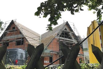 Wer zieht in dieses Haus vor dem Bahnübergang in Zschopau? - Der Rohbau in der Rudolf-Breitscheid-Straße kurz vor dem Bahnübergang.