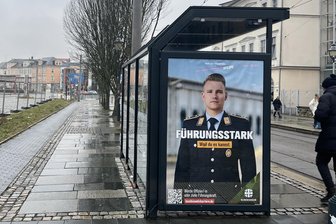 Werbeverbot fürs Militär? BSW scheitert in Chemnitz erneut - Werbung für die Bundeswehr ist vielerorts in Deutschland auch an Haltestellen zu sehen.