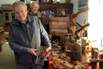 Werda: Alter der Jahnsmühle gibt Rätsel auf - Sägewerksbesitzer Uwe Schauer (vorn) und Gerald Schwenkbier mit Exponaten der Ausstellung „800 Jahre Jahnsmühle“ in der Werdaer Heimatstube.