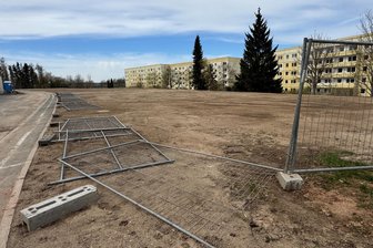 Werdau: 100 Plattenbau-Wohnung sind verschwunden - Auf den durch den Abriss frei gewordenen Flächen auf dem Kranzberg wird Rasen gesät.
