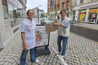 Werdau: 30 Minuten oder zwei Stunden kostenloses Parken entlang der Einkaufsstraße? - Ute Helm (links) und Cornelia Schumann von der Central-Apotheke freuen sich, dass ihre Straße wieder befahrbar ist. Nur die Dauer der kostenfreien Parkzeiten finden sie nicht günstig.