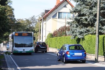 Werdau: Anlieger der Dorfstraße verärgert über Raser auf Schleichroute - Sobald Busse und Lkws auf der engen Dorfstraße unterwegs sind, müssen die Autofahrer besonders vorsichtig sein. Dann müssen sie, wie auf dem Foto zu sehen, zum Teil auf den Randstreifen ausweichen.