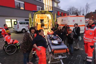 Werdau: Arbeit der Rotkreuzler begeistert Besucher und Spender - Zahlreiche Besucher schauten sich zum Aktionstag in der neuen Geschäftsstelle des DRK-Kreisverbandes Zwickauer Land in der Werdauer Innenstadt um. Vor dem Gebäude stellten die Mitarbeiter ihre Arbeit näher vor.