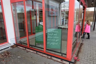 Werdau: Auch Bäckerei und Fleischerei im Penny-Markt schließen - Den geschlossenen Penny-Markt in Langenhessen nutzt bald die Deutsche Post als Zustellstützpunkt. Die Einwohner verlieren einen Discounter, einen Bäcker und einen Fleischer. Am Samstag hatten die Kunden letztmalig Gelegenheit, dort einkaufen zu gehen.