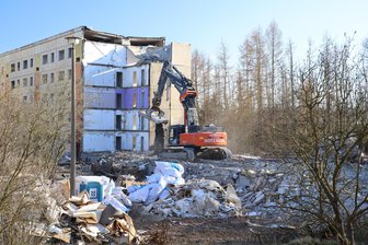 Werdau: Auf dem Kranzberg frisst sich der Bagger durch die Platte - Von 7 bis 16 Uhr reißt der Bagger der Firma Dotzauer derzeit auf dem Werdauer Kranzberg Plattenbauten ab.