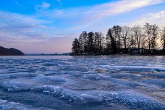 Werdau: Auf der Koberbachtalsperre besteht Lebensgefahr - Der Eispanzer der Koberbachtalsperre sieht schön aus, ist aber trügerisch.