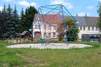 Werdau: Auf neuem Spielplatz in der Innenstadt können Kinder erst ab August toben - Der neue Spielplatz am Werdauer Brühl ist noch bis August gesperrt.
