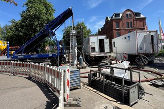 Werdau: Auffällige Maschine ist auf der Zwickauer Straße im Einsatz - Mit auffälliger Technik wurde am Mittwoch in der Zwickauer Straße in Werdau gearbeitet.