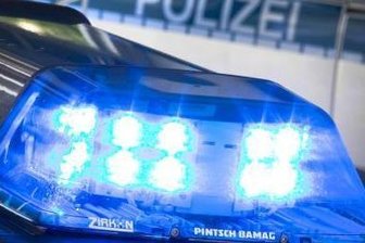 Werdau: Auto erfasst Fußgänger - Fahrer flüchtet - 