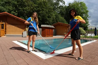 Werdau: Besucher freuen sich aufs Schwitzen im „Webalu“ - Kira Rohmer (links) und Julia Kairies bereiten alles für die Saunagäste vor.
