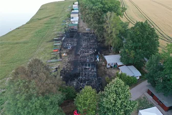 Werdau: Brandfläche an der Koberbachtalsperre kann wieder genutzt werden, Camper sind trotzdem sauer - Ein Großfeuer hatte im Sommer 2022 den hinteren Teil des Campingplatzes an der Koberbachtalsperre in Schutt und Asche gelegt. Nun liegt das Gutachten des Umweltamtes zur Brandfläche vor.