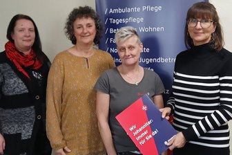 Werdau: Brandopfer überwältigt von Spendenbereitschaft, Polizei widerspricht Gerüchten - Bärbel Schlüssler (2. von rechts) freut sich mit ihren Kolleginnen Katja Böwe (rechts), Jannett Krause (links) und Anke Schenk über das gespendete Geld. 2600 Euro sind zusammengekommen.