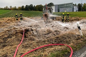 Werdau: Brennende Strohballen halten die Feuerwehren in Atem - Am Mittwochfrüh mussten die Kameraden noch einmal zur Brandstelle an der Seelingstädter Straße ausrücken.