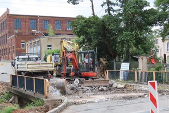 Werdau: Brücke in Leubnitz wird erneuert - Die Brücke an der Friedrich-Engels-Straße in Leubnitz erhält einen neuen Überbau. Daher ist die Straße dicht