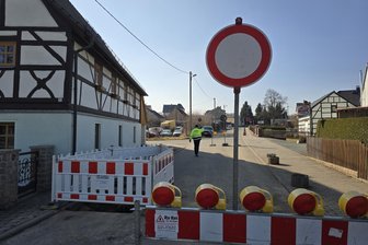 Werdau: Brückenweg im Ortsteil Langenhessen voll gesperrt - Wegen eines Wasserrohrbruchs ist der Brückenweg in Langenhessen derzeit voll gesperrt.
