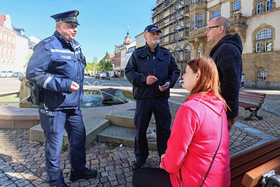 Werdau: Bürgerpolizist nimmt die Ängste der Einwohner ernst - Jörg Rosenthal (links) und Andreas Hertzsch im Gespräch mit Celine Frank und Alexander Grund beim Streifelaufen auf dem Werdauer Markt. 