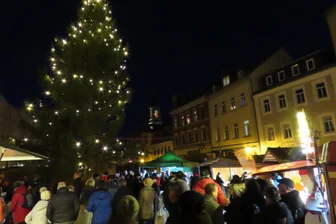 Werdau: Die Weihnachtszeit gilt jetzt offiziell als beendet - Am Abend wurden dann die Lichter am Weihnachtsbaum abgeschaltet.