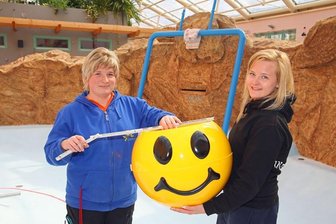 Werdau: Ein Smiley treibt im  "Webalu" Schabernack - Noch sind Susann Pohlmann (links) und Sabina Stich mit den Vorbereitungen für die Installation des Wassertor-Smileys beschäftigt.