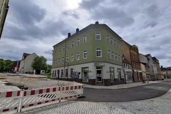 Werdau: Einweihung der Einkaufsstraße mit Aktionen und Musik - Noch dominieren Absperrzäune das Bild an der Einkaufsstraße in Werdau. Das ändert sich bald.