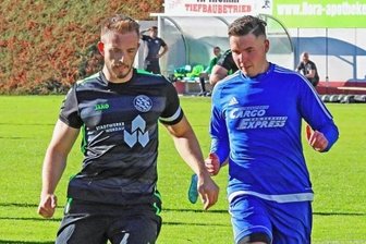 Werdau entscheidet Torfestival für sich - Laufduell zwischen dem Werdauer Kapitän Tom Dörner (links) und Waldenburgs Tim Poling. 