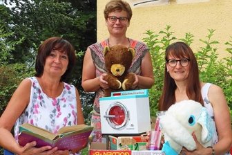 Werdau: Erinnerungen verschenkt - Antje Freuer (hinten) verschenkte Spielzeug. Kita-Chefin Anja Püschel (re.) und Erzieherin Barbara Jäckel werden es in einer Schau ausstellen. 