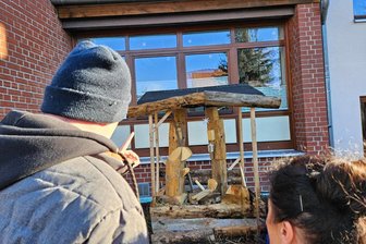 Werdau: Familie aus Brünlos borgt Heimbewohnern ihre Weihnachtskrippe - Eine außergewöhnliche Weihnachtskrippe steht derzeit vor der Wohn- und Pflegestätte in Sichem.