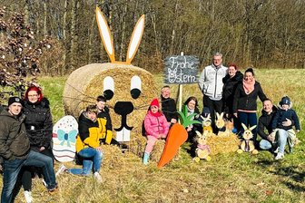 Werdau: Familien gestalten lustigen Ostergruß an der Friedenssiedlung - Mehrere Familien aus der Werdauer Friedenssiedlung haben den überdimensionalen Osterschmuck gestaltet.