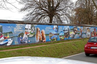 Werdau: Farbenfrohe Präsentation statt langweiliger Rückseite - Die Rückwand der Funktionsgebäude des Strandbades zeigt sich mit einer farbenfrohen Präsentation.