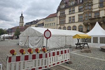Werdau feiert Herkunft und Heimat: Spätaussiedlertag am Samstag mit Bühnenprogramm - Nach den Zelten folgt der Aufbau der Bühne. In Werdau treffen sich Sachsens Aussiedler.