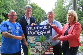 Werdau feiert Volksfest: Mit ganz viel Schlagermusik, aber diesmal ohne Riesenrad - Ringervereins-Chef Mario Uhlig, Stadtwerkechef Hendrik Haertwig, OB Sören Kristensen (von links) und GGV-Geschäftsführerin Ines von Müller freuen sich auf das Werdauer Volksfest im September.