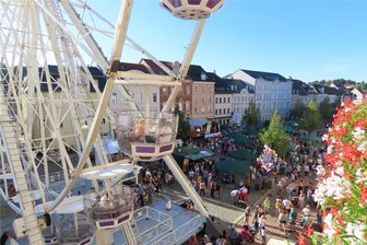 Werdau feiert Volksfest - mit schräger Musik, Fahrgeschäften und ohne Cannabis - Das rund 40 Meter hohe Riesenrad auf dem Markt ist auch zum diesjährigen Volksfest das Wahrzeichen. Die Stadt-Sause findet vom 20. bis 22. September in der City statt.