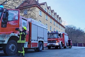 Werdau: Feuerwehr rückt wegen Essensdunst an - Feuerwehrleute von Werdau und Leubnitz rückten am Donnerstag in die Neugasse aus.
