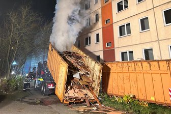 Werdau: Feuerwehren löschen fünf Stunden lang auf dem Kranzberg - Die Feuerwehren der Umgebung wurden am späten Samstagnachmittag auf den Werdauer Kranzberg gerufen.