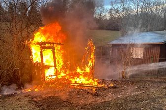 Werdau: Feuerwehren löschen Schuppenbrand im Kranzberggrund - Nicht mehr zu retten war ein Schuppen im „Kranzberggrund“. Am 8. Januar brannte bereits eine Laube in der Sorge ab.