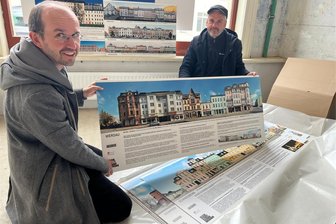 Werdau: Fotograf kehrt für Projekt in seine Heimatstadt zurück - Jörg Dietrich (links), der in der Pleißestadt aufgewachsen ist, baut mit dem befreundeten Fotografen Sebastian Wehrstedt die Ausstellung in der ehemaligen Tuchfabrik in Werdau auf. Der begehbare Bereich der Schau ist zwei Wochen lang von Mittwoch bis Samstag von 14 bis 18 Uhr geöffnet.